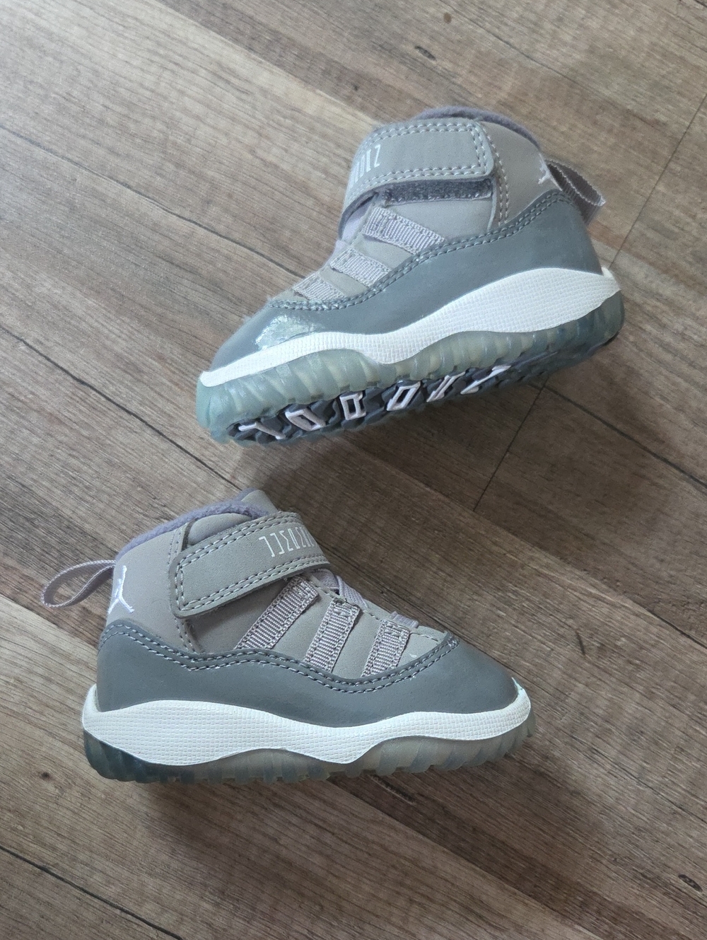 Unisex Baby Retro Grey High-Top Jordans Sneakers 378040-001
